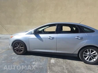 2016 Ford Focus SE Sedan – miniatura 3