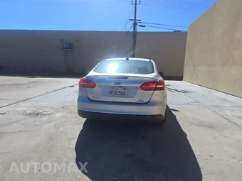 2016 Ford Focus SE Sedan – miniatura 4