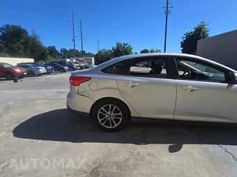 2016 Ford Focus SE Sedan – miniatura 5