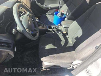 2016 Ford Focus SE Sedan – miniatura 7