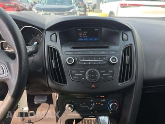 2016 Ford Focus SE Sedan – miniatura 10