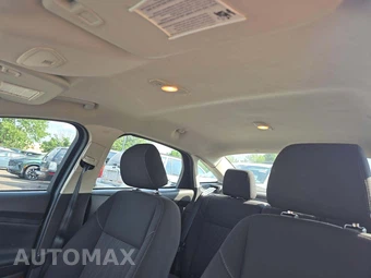2016 Ford Focus SE Sedan – miniatura 11