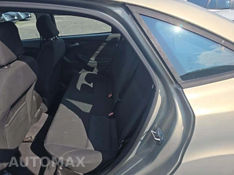 2016 Ford Focus SE Sedan – miniatura 13