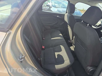 2016 Ford Focus SE Sedan – miniatura 16