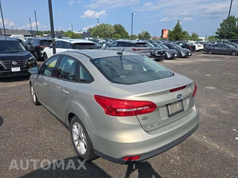 2016 Ford Focus SE Sedan – miniatura 2