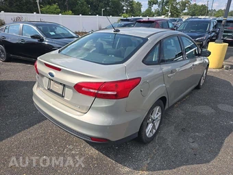 2016 Ford Focus SE Sedan – miniatura 3