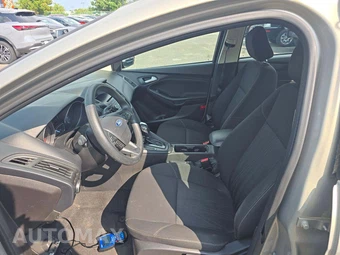 2016 Ford Focus SE Sedan – miniatura 6