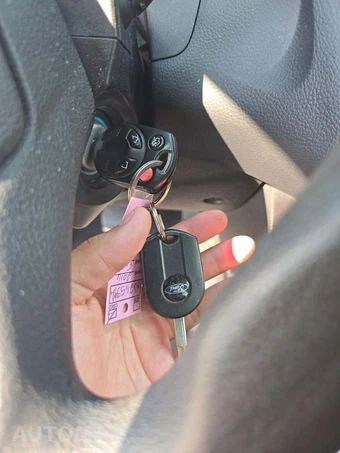 2016 Ford Focus SE Sedan – miniatura 8