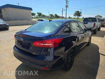 2016 Ford Focus SE Sedan – miniatura 3
