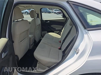 2016 Ford Focus SE Sedan – miniatura 13
