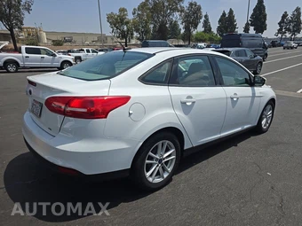 2016 Ford Focus SE Sedan – miniatura 4