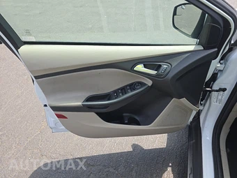 2016 Ford Focus SE Sedan – miniatura 9