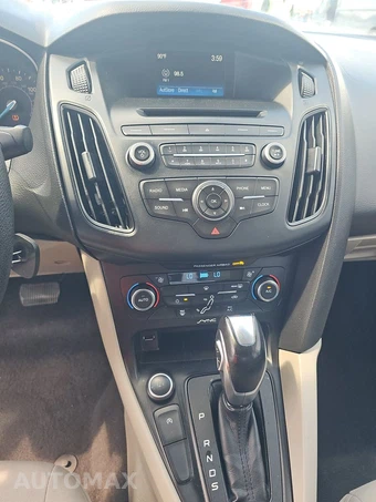 2016 Ford Focus SE Sedan – miniatura 11