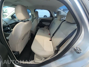 2016 Ford Focus SE Sedan – miniatura 13