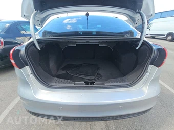 2016 Ford Focus SE Sedan – miniatura 16