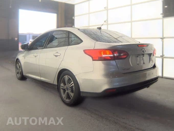 2016 Ford Focus SE Sedan – miniatura 6