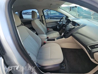 2016 Ford Focus SE Sedan – miniatura 8