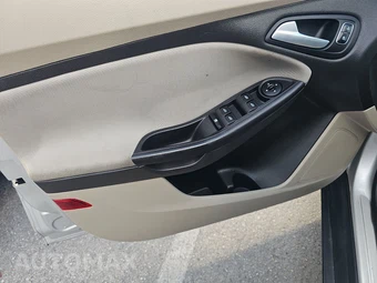 2016 Ford Focus SE Sedan – miniatura 9