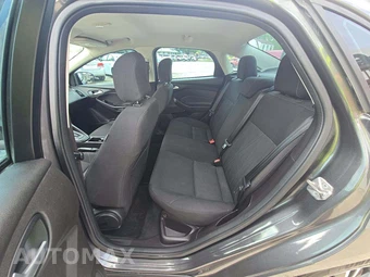2016 Ford Focus SE Sedan – miniatura 10