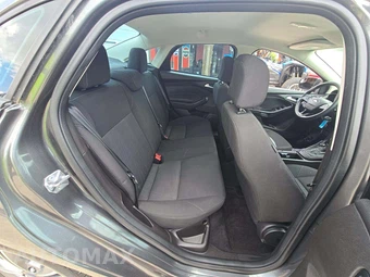 2016 Ford Focus SE Sedan – miniatura 13