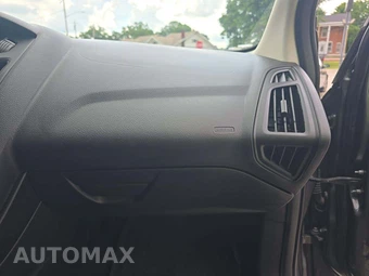 2016 Ford Focus SE Sedan – miniatura 16
