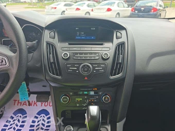2016 Ford Focus SE Sedan – miniatura 7
