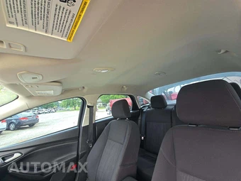 2016 Ford Focus SE Sedan – miniatura 8