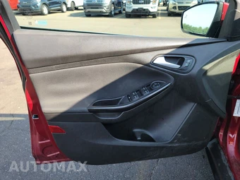 2016 Ford Focus Titanium Sedan - miniatura 9