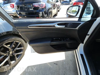 2016 Ford Fusion Energi SE – miniatura 9