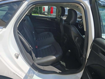 2016 Ford Fusion Energi SE – miniatura 16