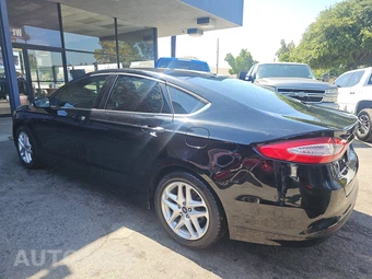 2016 Ford Fusion SE – miniatura 6