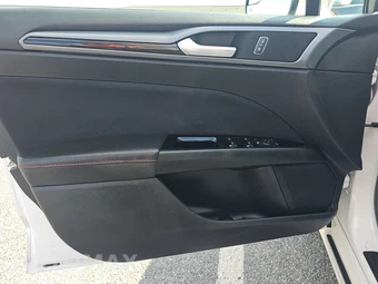 2016 Ford Fusion SE – miniatura 9