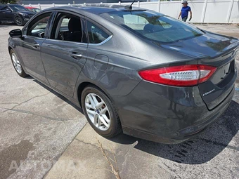 2016 Ford Fusion SE – miniatura 2