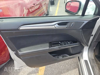 2016 Ford Fusion SE - miniatura 9