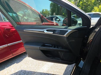2016 Ford Fusion SE - miniatura 9