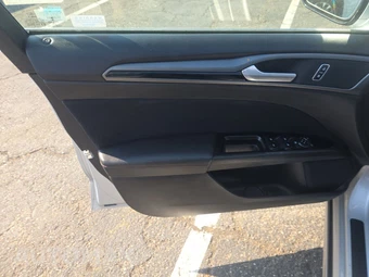 2016 Ford Fusion SE – miniatura 9