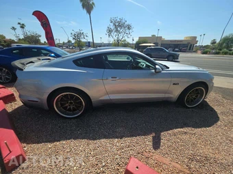 2016 Ford Mustang GT Premium Coupe - miniatura 4