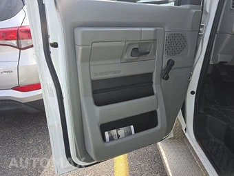 2016 Ford Super Duty E-350 Cutaway DRW 158.0" WB - miniatura 9