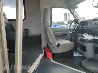 2016 Ford Super Duty E-350 Cutaway DRW - miniatura 8