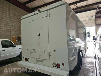2016 Ford Super Duty E-350 Stripped Chassis DRW - miniatura 3