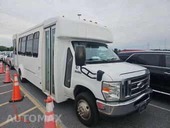 2016 Ford Super Duty E-450 Cutaway DRW 158.0" WB - miniatura 3