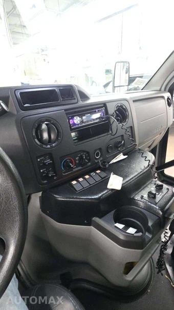 2016 Ford Super Duty E-450 Cutaway DRW 158.0" WB - miniatura 40