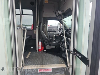 2016 Ford Super Duty E-450 Cutaway DRW 158.0" WB - miniatura 8