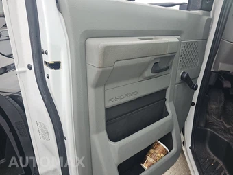 2016 Ford Super Duty E-450 Cutaway DRW 158.0" WB - miniatura 9