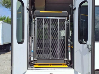 2016 Ford Super Duty E-450 Cutaway DRW - miniatura 10