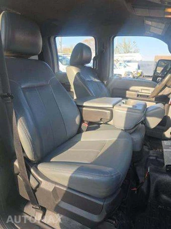 2016 Ford Super Duty F-450 Cab Chassis XL Crew Cab DRW - miniatura 16