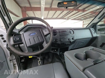 2016 Ford Super Duty F-550 Cab Chassis XL Crew Cab DRW - miniatura 11