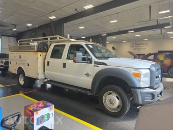 2016 Ford Super Duty F-550 Cab Chassis XL Crew Cab DRW - miniatura 3