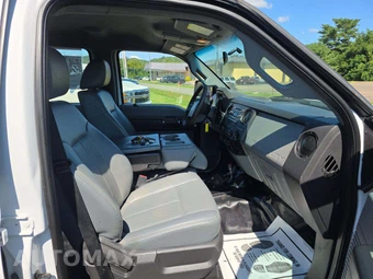 2016 Ford Super Duty F-550 Cab Chassis XL Crew Cab DRW - miniatura 17