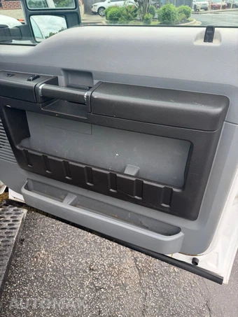 2016 Ford Super Duty F-550 Cab Chassis XL Crew Cab DRW - miniatura 10